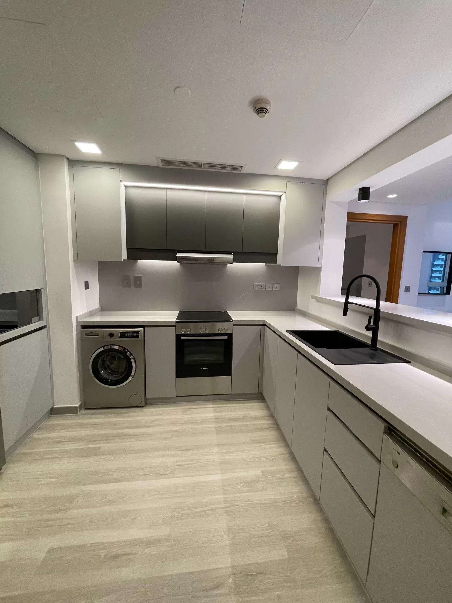 Kitchen Interior Design & Custom Pantry Cupboards – Stylish, Space-Saving Solutions